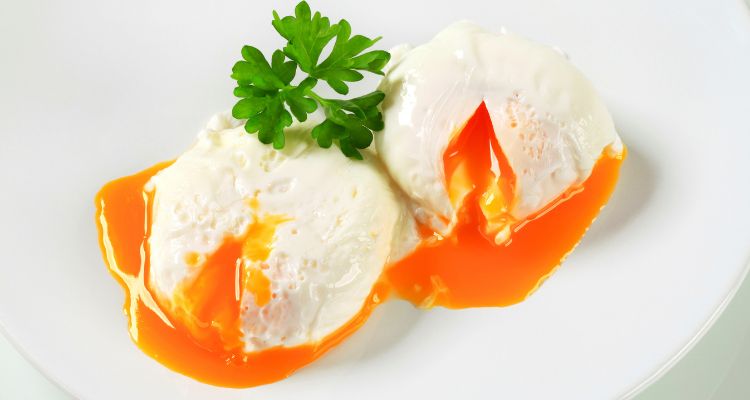 Huevos poche ensalada cesar sin gluten